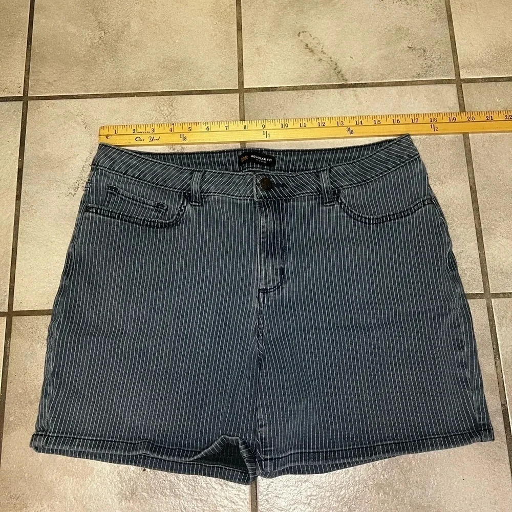 Lee regular fit mid rise shorts